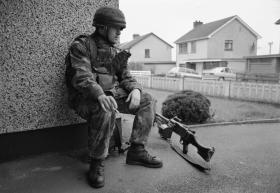 OS Paratrooper with GPMG on bomb cordon Cookstown