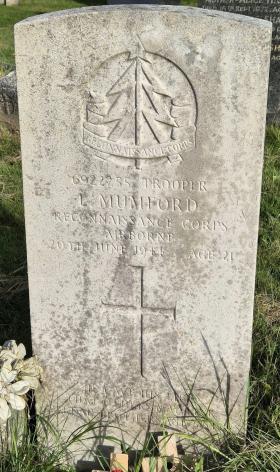 Grave of Leslie Mumford 1st AB Recce Sqn