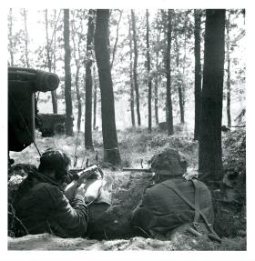 Troops of the 1st Airlanding Brigade HQ dug in near Wolfheze. 