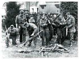 Men of 1st Airborne Reconnaissance Sqn and Parachute Reg clean guns after withdrawal.