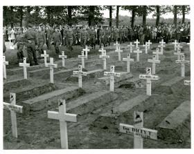 Commemoration service: men of the 1st AB Division, survivors of the Arnhem battle on the 25th September 1944, took part in a memorial service at Oosterbeek cemetery. 