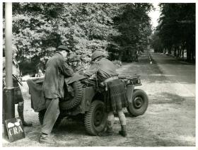 Officers of No 1 Wing, Glider Pilot Regiment, confer near Arnhem, 18 September 1944.