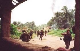 Members of 1 PARA move forward, Op Barras, Sierra Leone, 10 September 2000