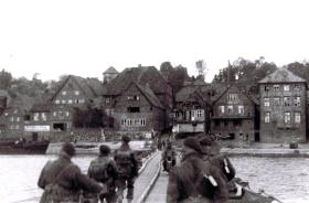 12th Para Bn crossing the River Elbe at Lauenburg, 1945.