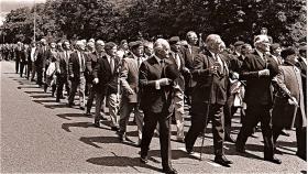 Para veterans march past on Airborne Forces Day, 1989