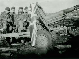 Members of 3 PARA with a captured Argentine 105mm Howitzer, Falklands, 14 June 1982.