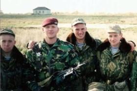 Capt R Donnellan and Russian Airborne soldiers, Rhyazan, Russia, 1998.