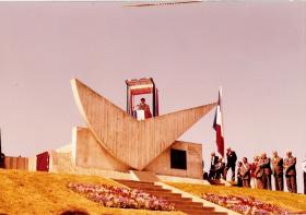 The Colonel in Chief gives a speech from the top of the memorial, Bruneval, 1982.