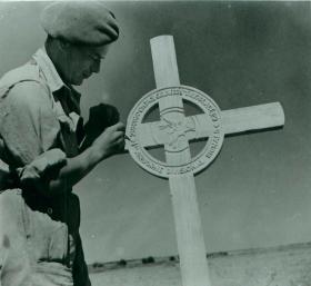 Soldier attends to the field grave og Corporal Page. 