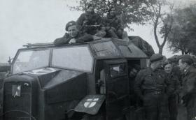 Members of 12th Para Bn rest during the advance to the Baltic, 1945.