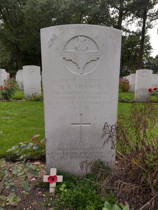 Sgt A R Francis' headstone at Oosterbeek War Cemetery, 2018. | ParaData