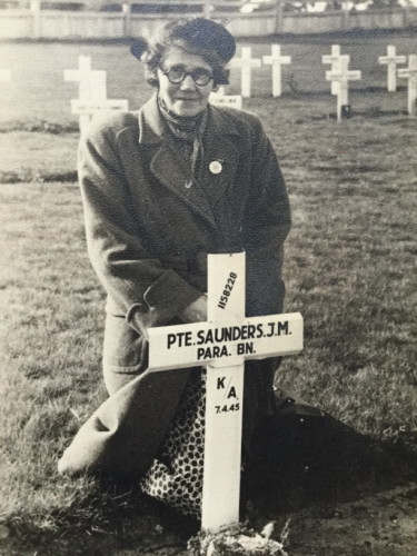 Gertrude Laura Saunders by Grave of Pte JM Saunders | ParaData