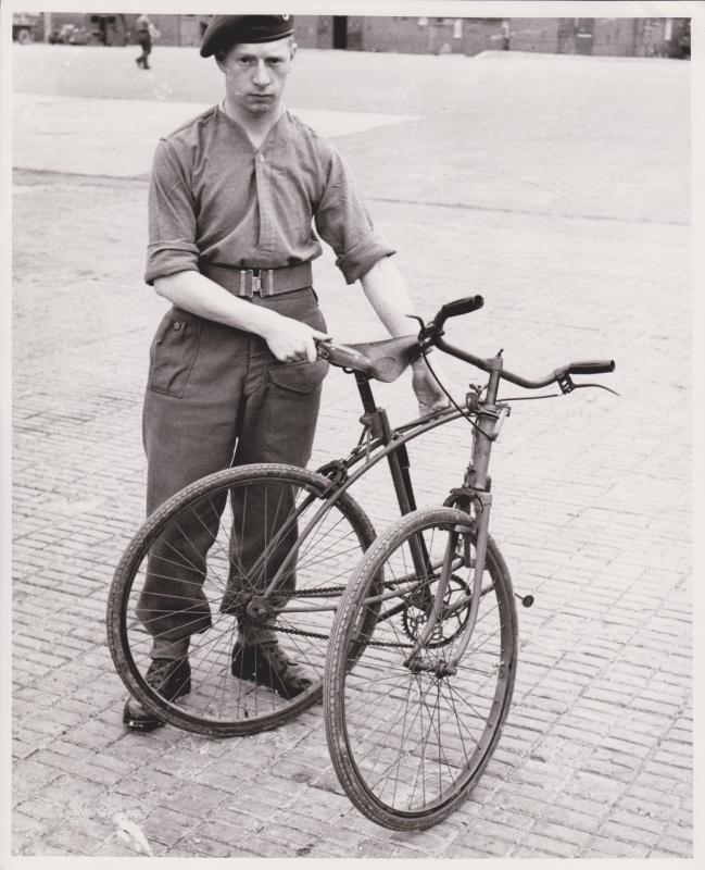 Folding push bike, Aug 1942 | ParaData