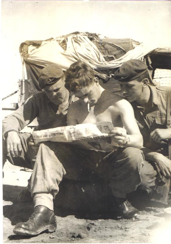 OS 1952-01 Reading The Graphic 3 Para, Canal Zone, Egypt