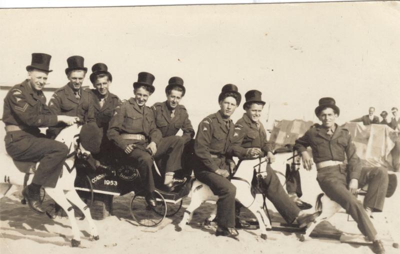 Men of the 10th Para Bn including Bill Baker enjoy a day out in Yarmouth, 1953. 