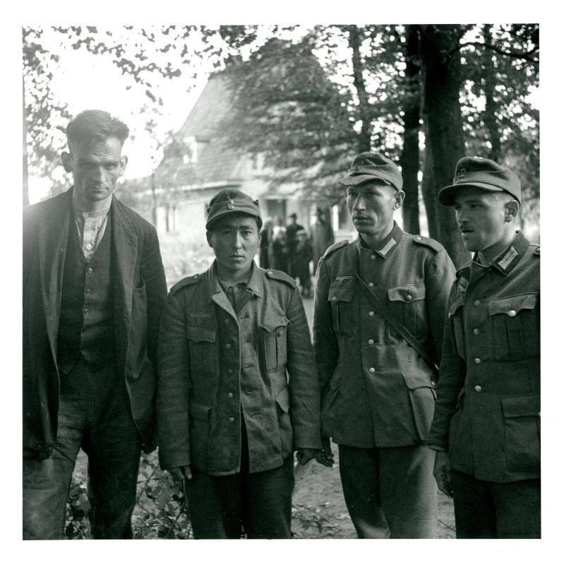 Four prisoners taken by 1st Airlanding Brigade on Monday morning, 18th September 1944. 