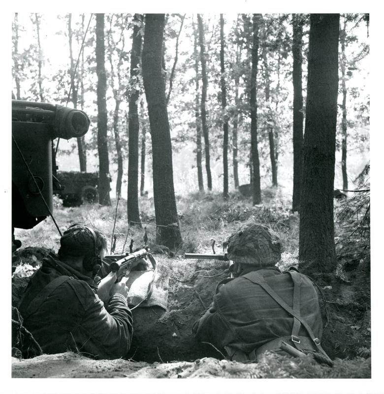 Troops of the 1st Airlanding Brigade HQ dug in near Wolfheze. 