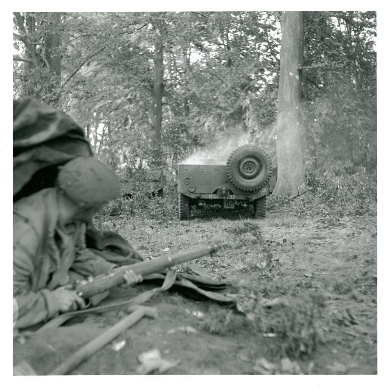 A defender near the Hartenstein observes a Jeep that has been hit by mortar fire. 