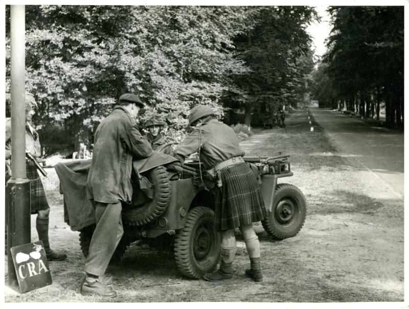 AA Officers of No 1 Wing, Glider Pilot Regiment, confer near Arnhem, 18 September 1944.