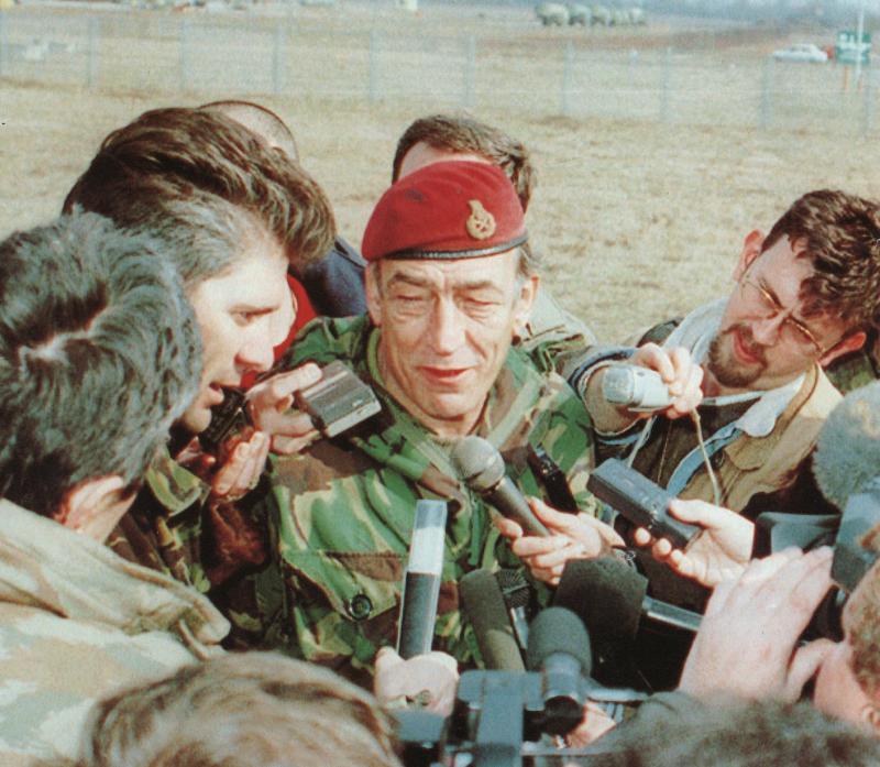 Mike Jackson surrounded by press while he was IFOR's MND SW Commander