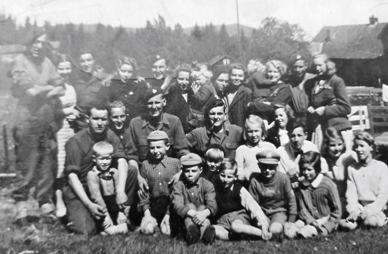 OS Elements of HQ Trp, 1st AB Recce Squadron with locals at Feiring, Norway. 16 June 1945.