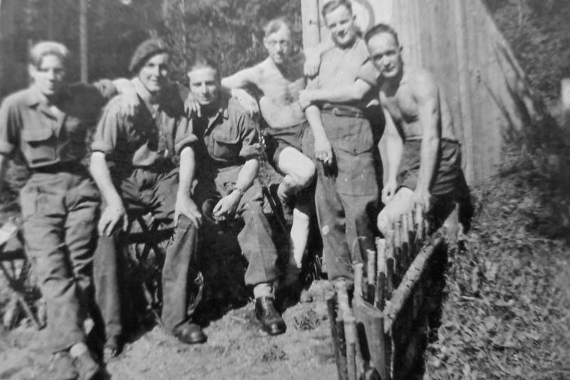 OS Some of HQ-Troop, 1st Airborne Recce Squadron at Hasselbakken, Feiring, Norway. 30 July 1945. ‘Ron’ Jordan second from left.