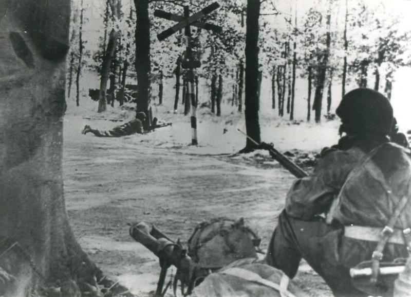 Men of 1st Airborne Reconnaissance Sqn securing crossroads near Wolfheze. PIAT gun in foreground.