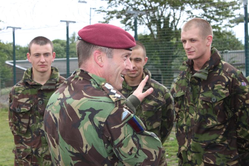 General Shaw speaks with recruits during a visit to ITC Para, Catterick ...