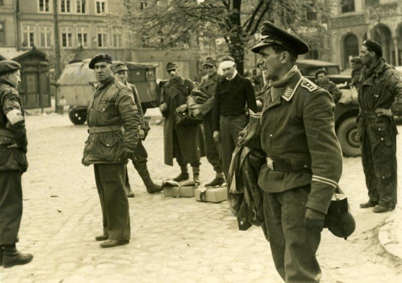 Members Of 6th Airborne Division Take The German Surrender At Wismar ...