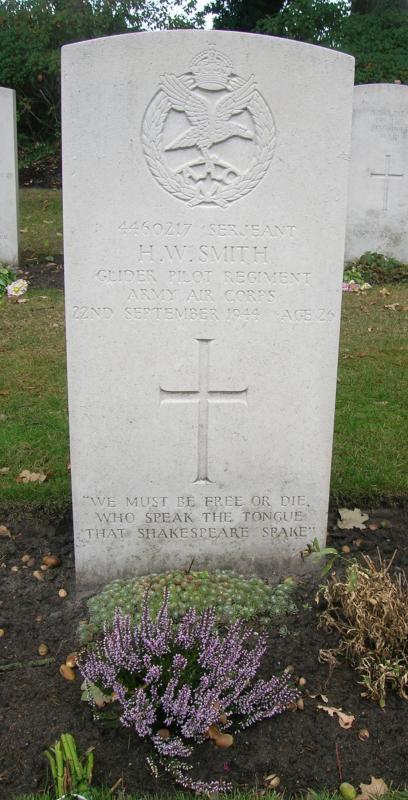 Grave 22.b.19 at Oosterbeek, Harold W Smith