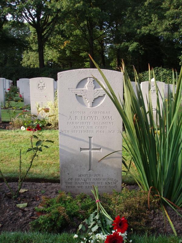 Headstone Of Cpl Tony Lloyd Oosterbeek Cemetery | ParaData