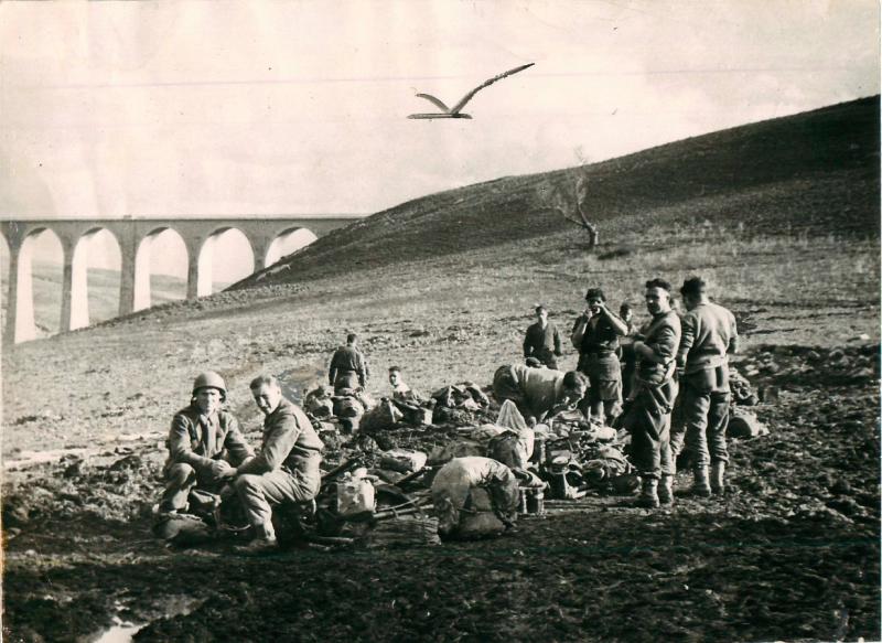 Men of 1st Parachute Squadron RE rest in the Tamera Valley.