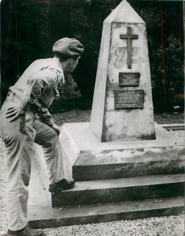 Mike Lewis, late 2nd Parachute Battalion, at the memorial in the Red