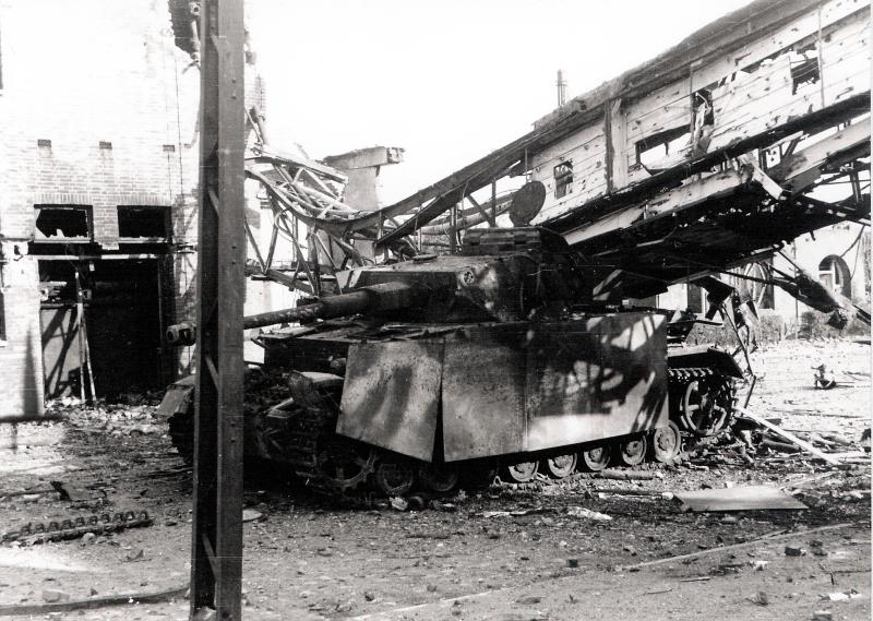 A German Pzkpfw IV Knocked Out by Arnhem Bridge, 1944 | ParaData