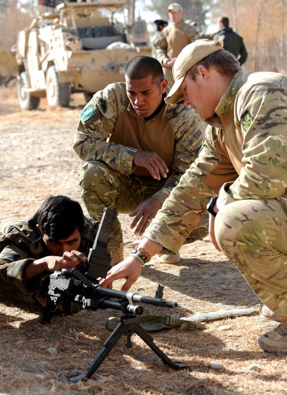 Soldiers from 3 PARA instructing an Afghan Soldier on the GPMG ...