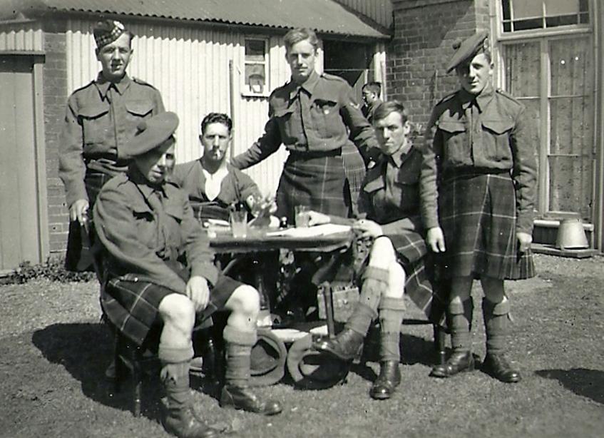 Members Of The Queen S Own Cameron Highlanders Bawdsey 1941 ParaData   Queen's Own Cameron Highlanders Bawdsey 1941%2C Paul Howell Standing In The Middle 